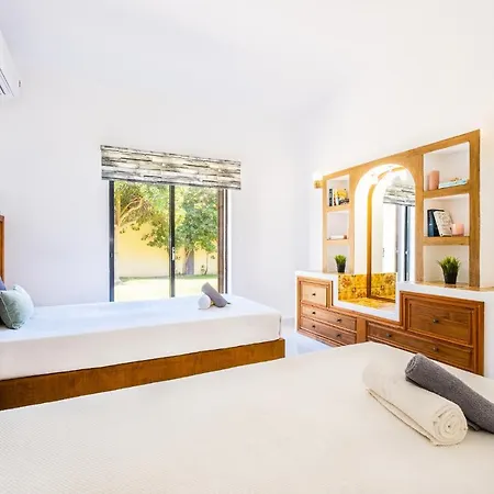 Villa Crisandra - Com Piscina Aquecível, Em